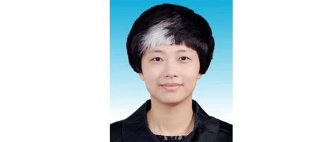 女副区长“白色发型”引关注 官方回应_凤凰网