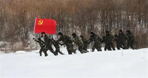 国庆前夕，火箭军官兵在大山深处向国旗庄严宣誓！_新浪新闻