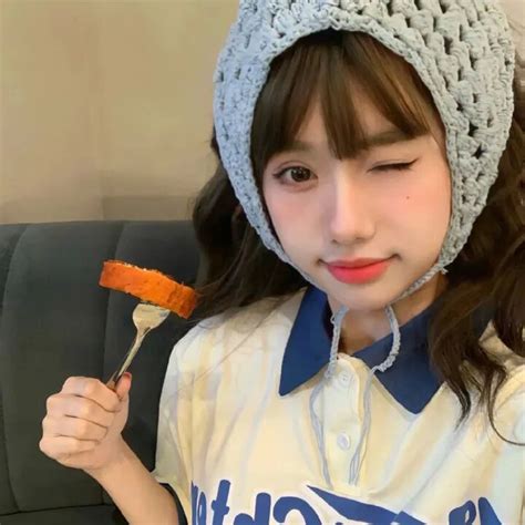 戴围巾女生头像温柔