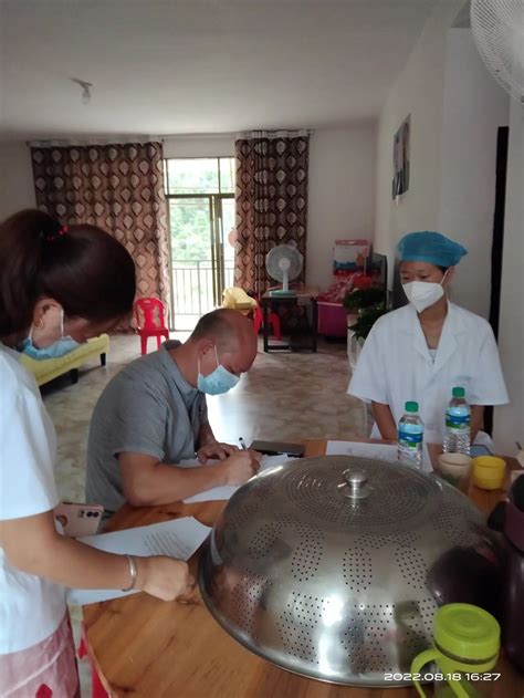 美佳山村带乡院医生对返乡人员进行核酸检测，并督促返乡人员做居家隔离做好防护 | 宁都县信息公开