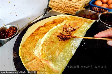 在天津，煎饼果子是一种精神一种文化，已经与这座城市融为一体了_馃子