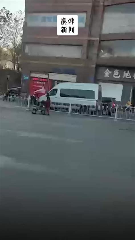 三名幼童骑玩具车被困车流，热心市民报警求助_凤凰网视频_凤凰网