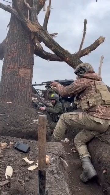 俄乌战争，战壕中的乌军士兵正在射击|战壕|战争_新浪新闻