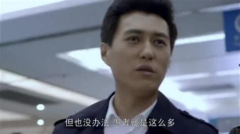 到爱的距离：靳东和李晨在医院里排队挂号！_腾讯视频