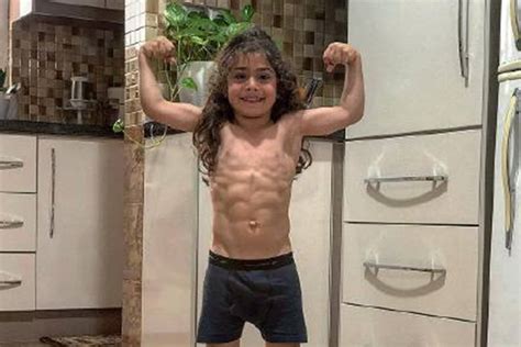 伊朗6岁男孩练出6块腹肌：3岁爬墙苦练神功_凤凰网视频_凤凰网