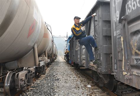 你们见过铁路职工是怎么保安全，其实是很危险也很辛苦的|职工|安全|铁路_新浪新闻