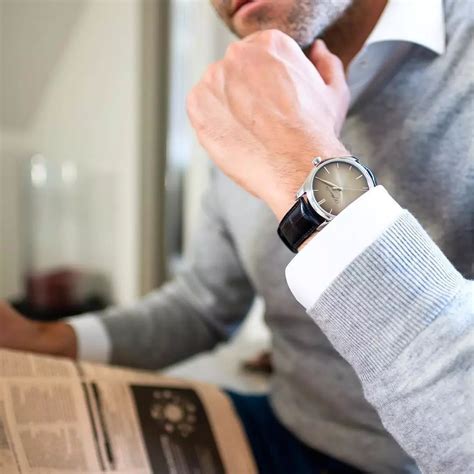 男士带黑色手表还是灰色手表-你觉得什么颜色的手表更适合男士佩戴？-时尚腕表