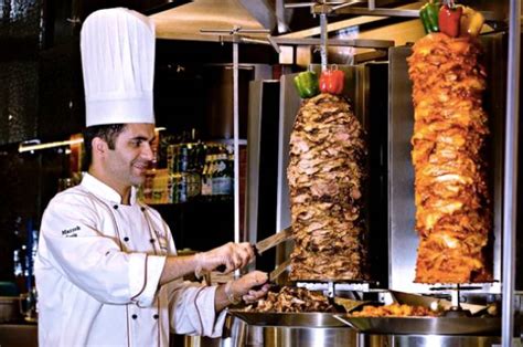 比大小伙子还重的土耳其烤肉，为啥要竖着烤？__凤凰网