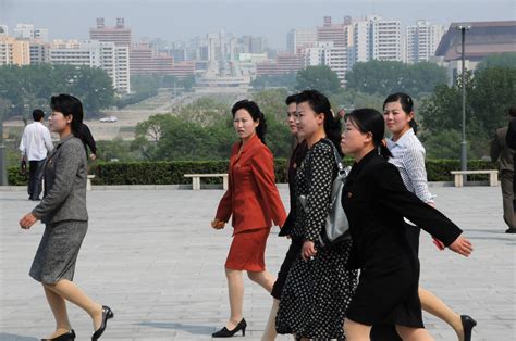 香艳逼人！朝鲜牡丹峰乐团美女穿超短裙献艺_新浪图片