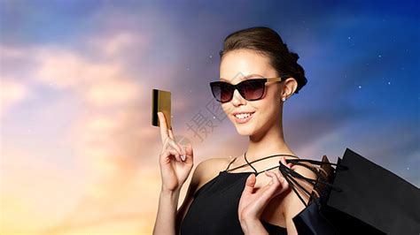 配饰,眼镜,时尚,人奢侈的美丽的轻女人穿着优雅的黑色太阳镜假日灯光背景高清图片下载-正版图片300601067-摄图网