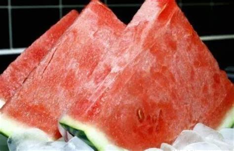 自制西瓜果冻的做法_图解用西瓜怎么做成西瓜形状果冻-聚餐网