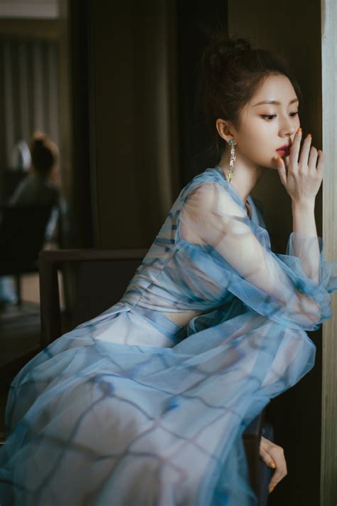 汤敏，一席蓝色晕染纱裙为其增添神秘气质-搜狐大视野-搜狐新闻