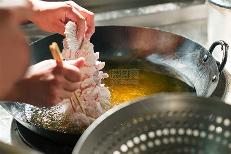 烹饪菜肴热油炸鱼高清图片下载-正版图片507636472-摄图网