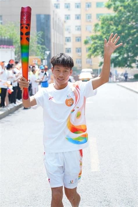 中国马拉松纪录保持者何杰传递成都大运会火炬