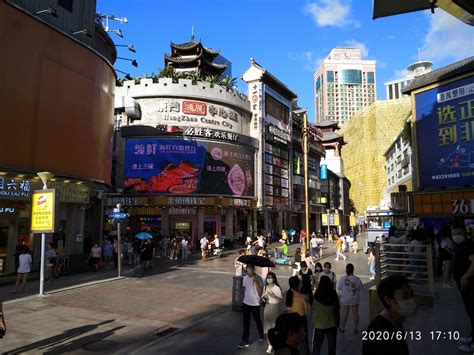 2020...又称东门老街，位于深圳市罗湖区中心地段，是集旅游观光、饮食休闲、购物消费为一体的标志性商业街区_东门步行街-评论-去哪儿攻略