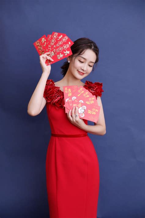 李沁穿红色连衣裙晒红包 编发造型活泼可人