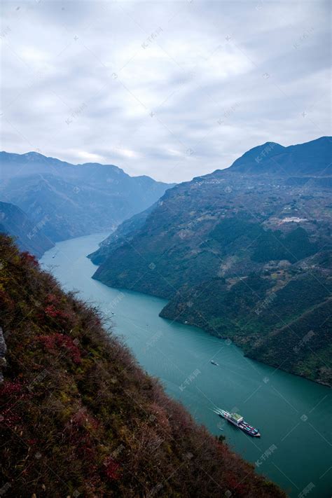 2021到巫山，自然要去看看巫峡和神女峰，巫山和巴东两个县城扼守三峡最险要的巫峡的两端。巫峡出口附近的全景图_巫峡-评论-去哪儿攻略