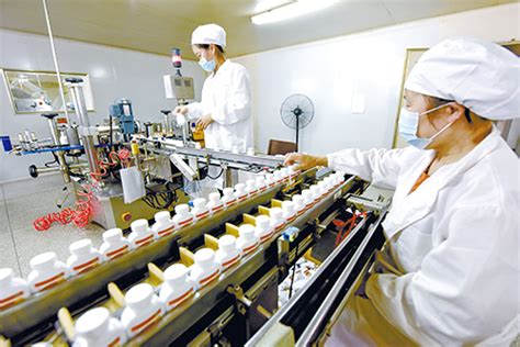 湖北瑞华制药公司工人在药品包装线上忙碌