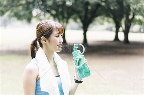 公园拿着水瓶的运动女青年高清图片下载-正版图片502299605-摄图网