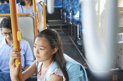 女孩坐公交车不让座被人们指责，当她下车时，周围人们不淡定了|女孩|公交车|坐公交车_新浪新闻