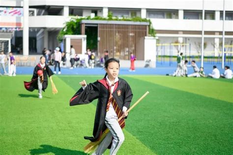 让学生骑扫帚！杭州这所学校举办的比赛，太魔幻了