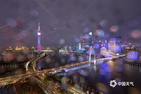 广州遭遇雷雨天气 闪电划破夜空雨哗哗-天气图集-中国天气网