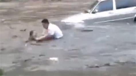 河南焦作暴雨多部车辆被冲走，白衣男子冲入洪水救出一人_手机新浪网