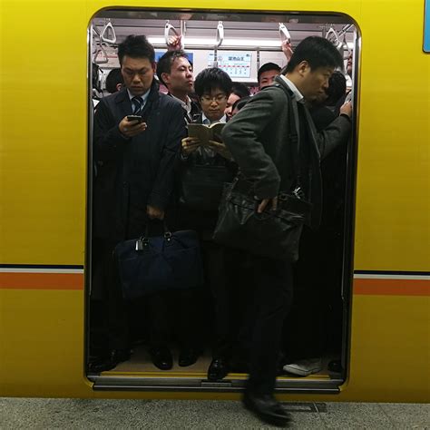 日本的地铁有多拥挤？新宿站每天接待380万乘客_凤凰网视频_凤凰网