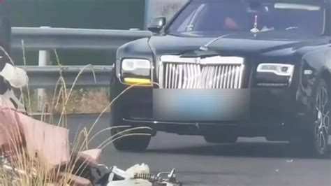 劳斯莱斯与一电动车相撞，车主：正常直行，电动车跨道路拐弯_凤凰网视频_凤凰网