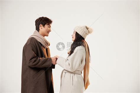 冬季情侣牵手对视高清图片下载-正版图片501997745-摄图网