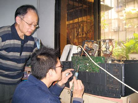 前辈在指导年轻的维修工修理电脑高清图片下载-正版图片501779371-摄图网
