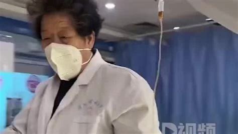 医生打着吊瓶为病患扎针，拍摄者：医生没阳，怕前功尽弃_凤凰网视频_凤凰网