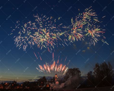 雅罗斯拉夫尔克里姆林宫上的焰火。俄罗斯高清摄影大图-千库网
