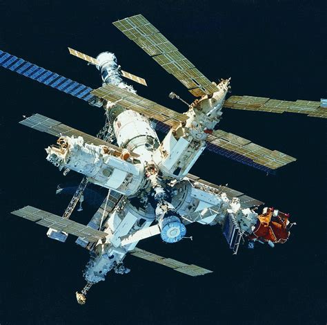 和平号空间站：前苏联航天工业的最后献礼_凤凰网