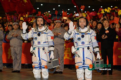看《流浪地球2》里面中国航天队，50岁以上，出列！|流浪地球2_新浪新闻