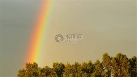 一场倾盆大雨后的傍晚一道整齐的彩虹高清图片下载-正版图片506705153-摄图网