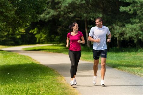 走路一万步和跑步一千米哪个运动量更大？_健身器材网