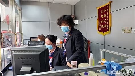 上海“老外”也来做核酸：已是第10次检测，点赞上海防疫工作_凤凰网视频_凤凰网
