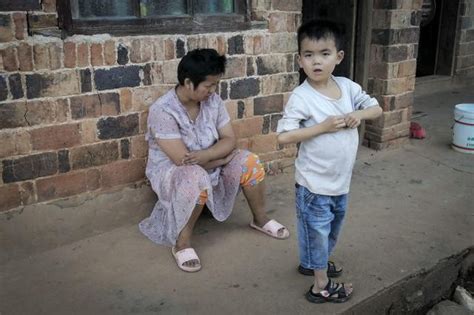 湖南一7岁男孩4岁模样仅36斤重，被父亲抛弃后母亲一度精神失常