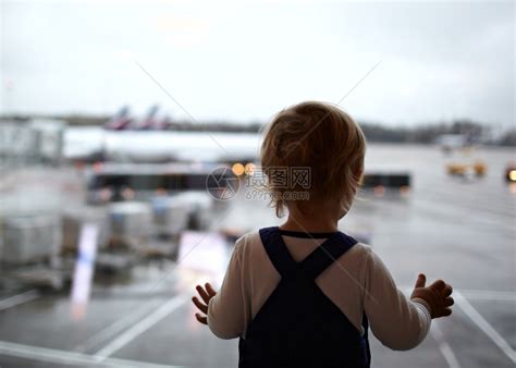 两岁的小男孩正在看机场的飞机高清图片下载-正版图片502926116-摄图网