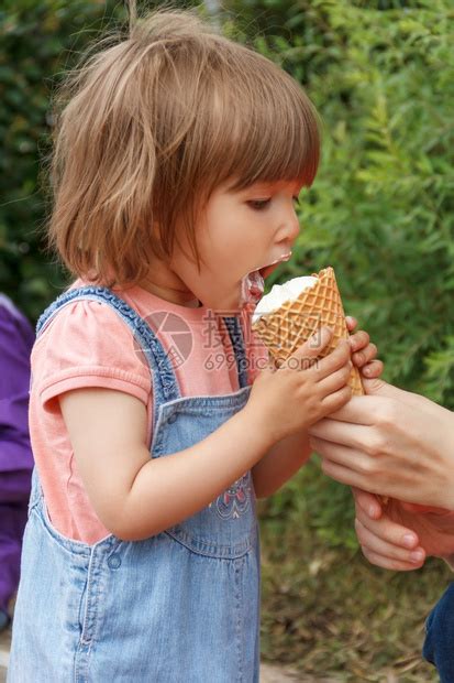 吃冰激凌的小女孩高清图片下载-正版图片307550901-摄图网