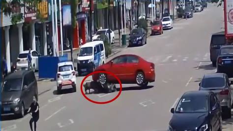 马路杀手！女司机掉头疯狂撞人，从男子身上碾压后拖行5米！_腾讯视频