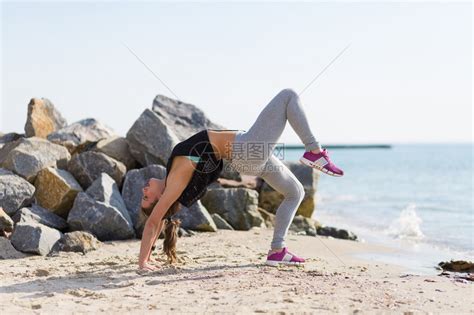 在夏日海滩练习瑜伽的女人高清图片下载-正版图片503538765-摄图网