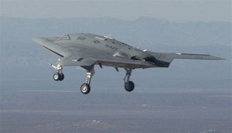 美军X-47B无人机预计在2013年尝试完全自主着舰_新浪新闻