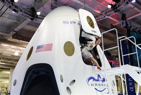 SpaceX lança primeira tripulação completa da NASA para a estação ...