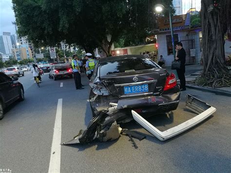 视频：责任定了！拿证两年的“新手”司机，试驾误操作致五车连环相撞_深圳新闻网