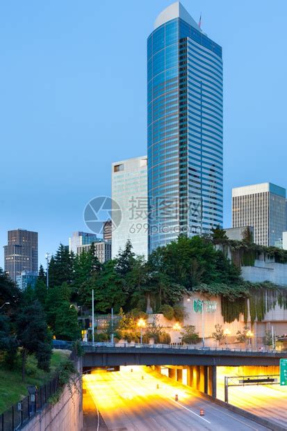 西雅图市中心的现代建筑天际线。高清摄影大图-千库网