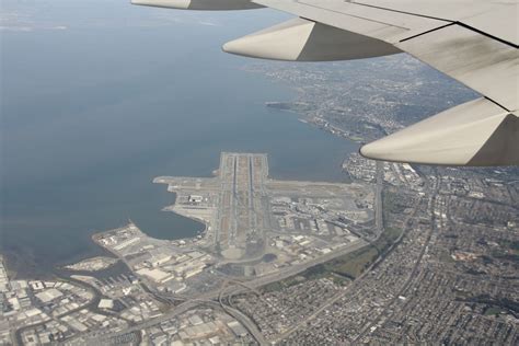 旅行的无数种可能性-旧金山国际机场的鸟瞰图 (© Michael H/Getty Images) @20180819 | NiceBing 必 ...