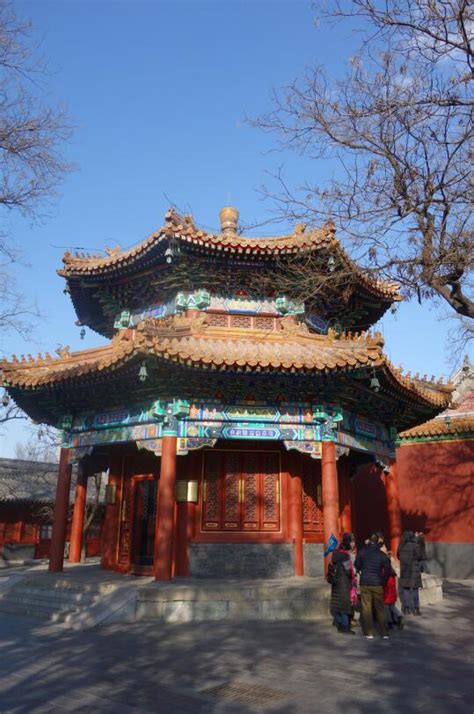 你知道吗雍和宫除了有极其珍贵的“三绝”之外，还有一对极其珍贵的青铜狮子_北京