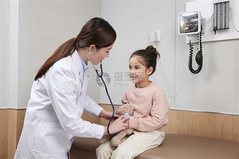 医生使用听诊器给儿童问诊高清图片下载-正版图片502369272-摄图网